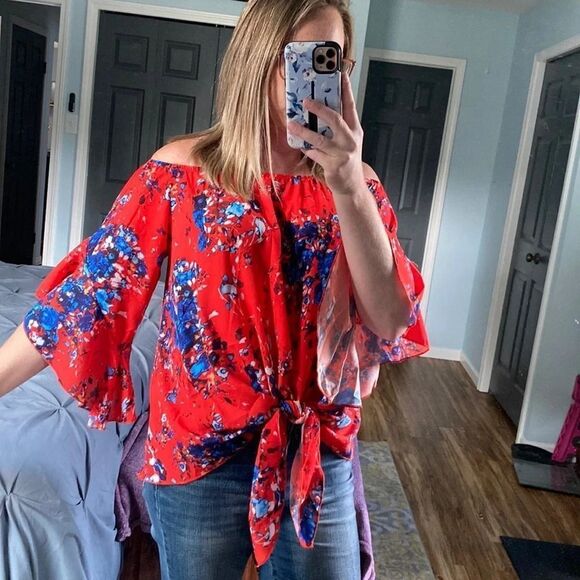 Tops - Floral‎ ruffle sleeve top